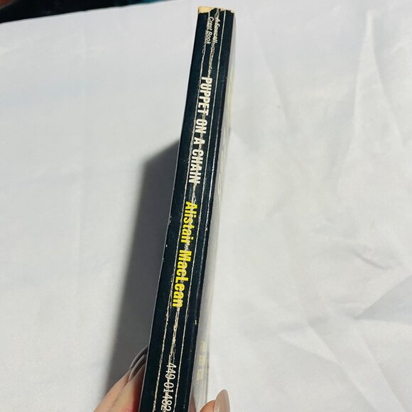 Puppet On A Chain By Alistair MacLean Vintage Paperback Book - Picture 2 of 6